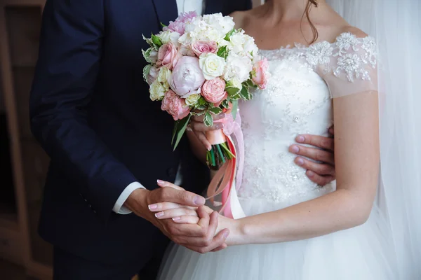 Menyasszonyi csokor a házasság pár kéz — Stock Fotó