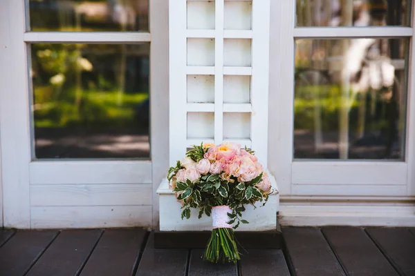 Bruiloft boeket. Bruiden bloemen — Stockfoto