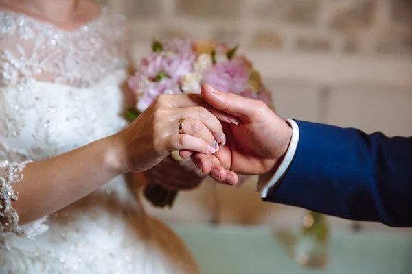 Novia y novios manos con anillos de boda — Foto de Stock