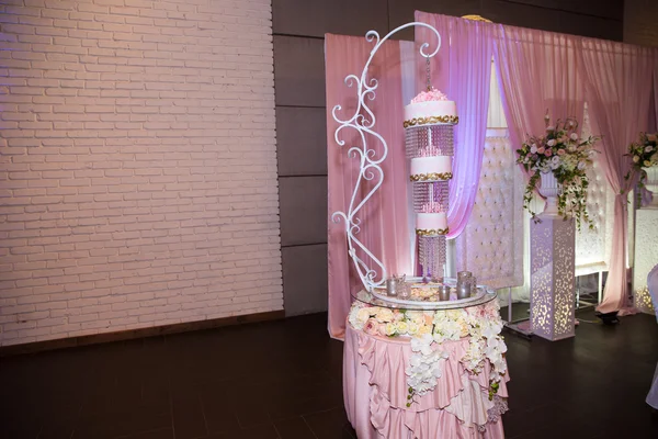 Sweet multilevel wedding cake invwrted top to bottom design — Stock Photo, Image