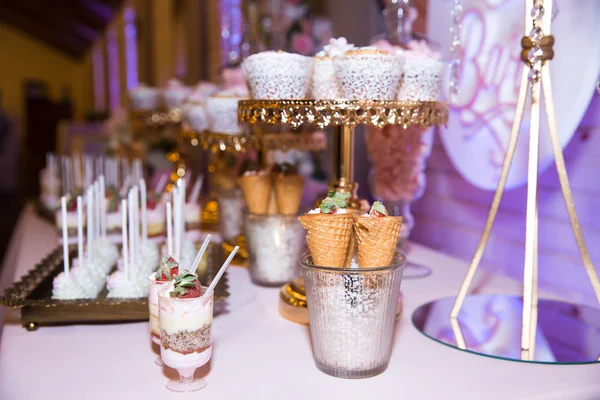 Una barra de caramelo. Mesa con dulces, dulces, postres — Foto de Stock