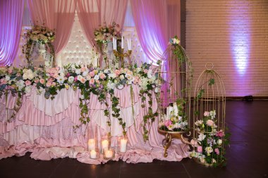 Çiçeklerle süslenmiş bir düğün yemeği için tablo