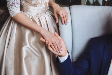 Alyans çiçekler üzerinde gelin ve damatlar elleriyle