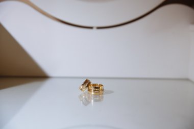 İki Alyans masaya döşeme