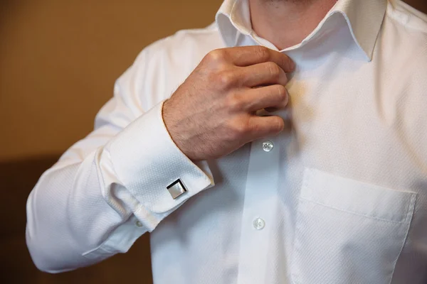 Unternehmerhände mit Manschettenknöpfen. elegante Herrenbekleidung — Stockfoto