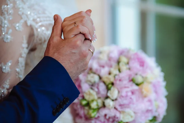 Brud och brudgummar händer med vigselringar — Stockfoto