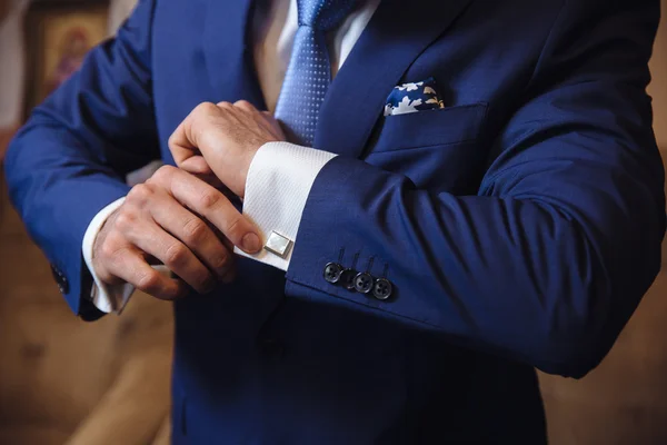 Unternehmerhände mit Manschettenknöpfen. elegante Herrenbekleidung — Stockfoto