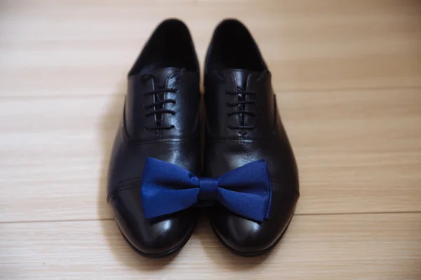 紳士のアクセサリー。靴と蝶ネクタイ — ストック写真