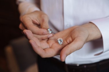 Yakın bir el adamın nasıl giyer beyaz gömlek ve kol düğmesi