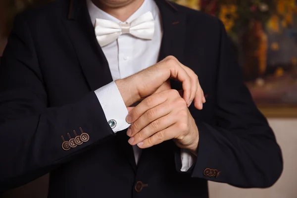 Des mains d'homme d'affaires avec des boutons de manchette. Elégant clother gentleman — Photo