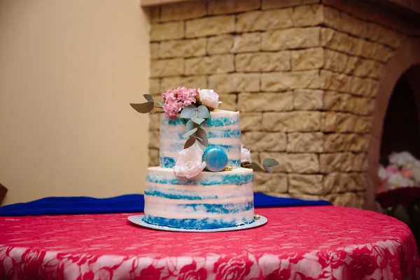 Víceúrovňové svatební dort. Sladkosti v bílé a modré barvě — Stock fotografie