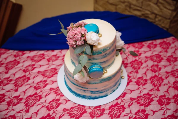 Wielopoziomowe tort weselny. Słodycze w kolorze białym i niebieskim — Zdjęcie stockowe