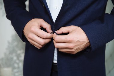 adam bir ceket giyer. iş kavramı