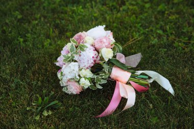 Yeşil çimenlerin üzerinde düğün buketi. Gelinler çiçek