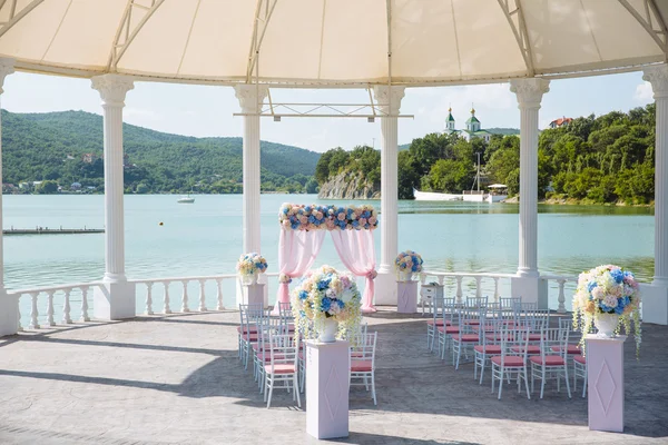 Lugar ao ar livre para cerimônia de casamento — Fotografia de Stock