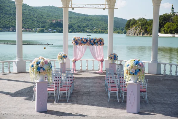 Lugar ao ar livre para cerimônia de casamento — Fotografia de Stock