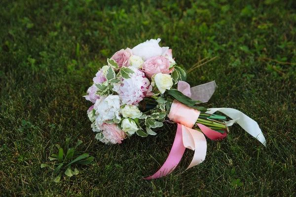 Wedding bouquet on green grass. Brides flowers — Stock Photo, Image