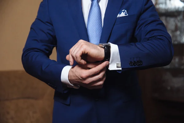 Affärsman kontrollera gång på hans armbandsur. mens hand med en klocka. — Stockfoto