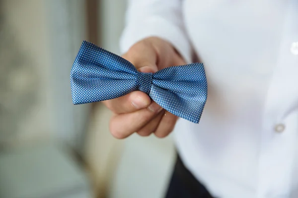 Homem a segurar gravata. Roupa de cavalheiro elegante . — Fotografia de Stock