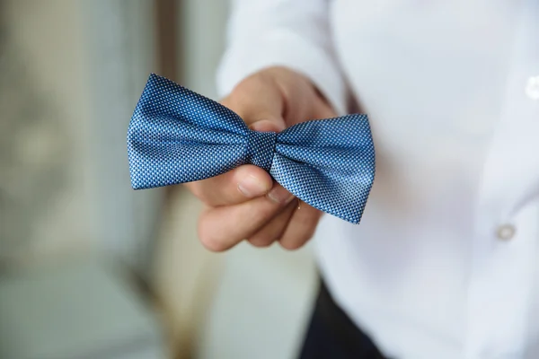 Hombre sosteniendo pajarita. Elegante caballero clother . — Foto de Stock