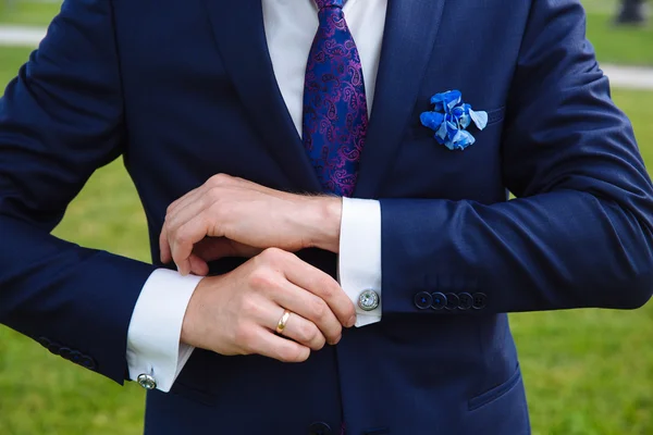 Des mains d'homme d'affaires avec des boutons de manchette. Elégant clother gentleman — Photo