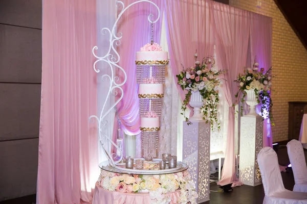 Sweet multilevel wedding cake invwrted top to bottom design — Stock Photo, Image