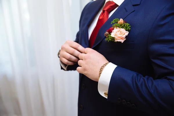 Mains d'homme d'affaires avec boutons de manchette et horloges. Elégant clother gentleman — Photo