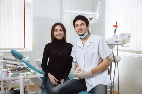 Homem dentista profissional com a sua mulher paciente sorridente. Conceito de saudável — Fotografia de Stock