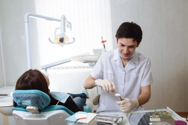 Odontólogo profesional haciendo chequeo de dientes en paciente mujer cirugía dental. Concepto de saludable — Foto de Stock