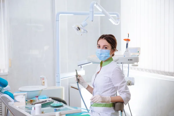 Jovem dentista no trabalho no escritório. Conceito de saudável — Fotografia de Stock