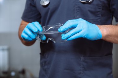 Cerrah ve tıbbi aletleri doktor elinde. Sağlıklı bir kavramı