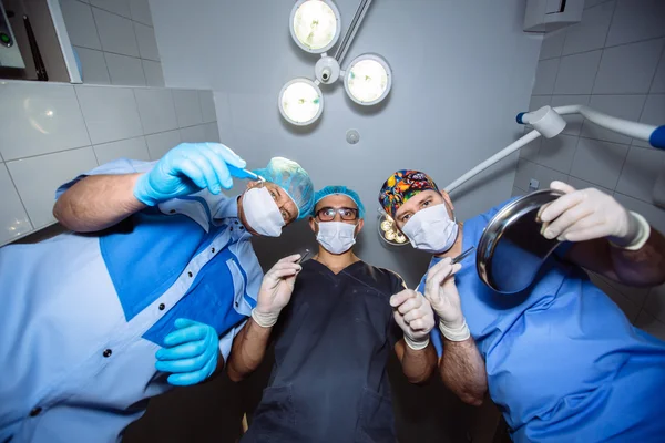 Sotto la vista dei chirurghi che tengono gli strumenti medici in mano. Concetto sano — Foto Stock