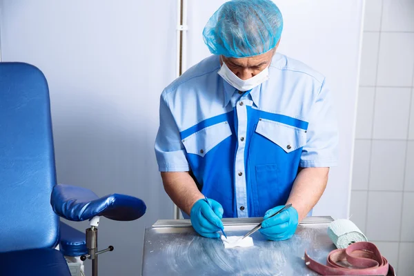 Arzt im Operationssaal mit medizinischen Werkzeugen. Konzept eines Krankenhauses — Stockfoto