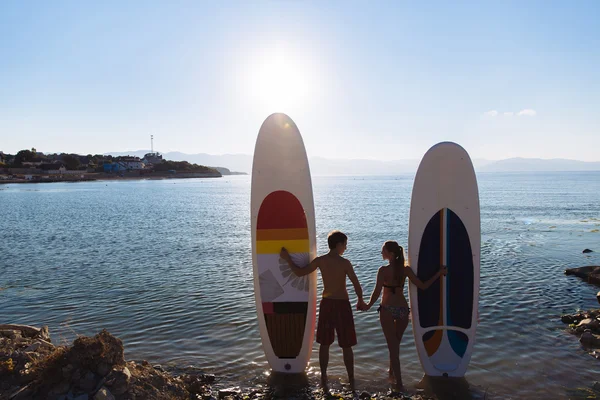Silueta de pareja perfecta participar stand-up paddle boarding — Foto de Stock