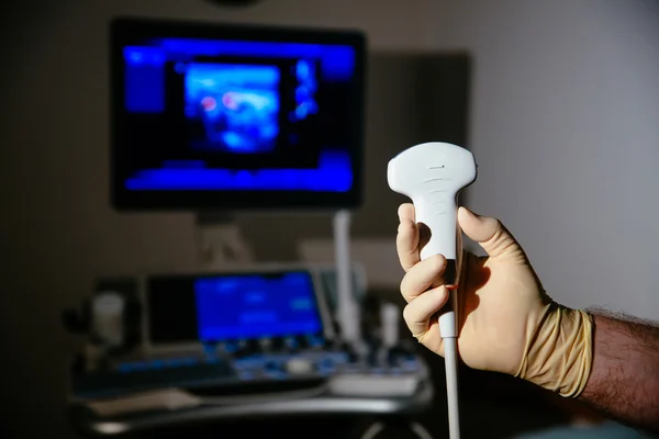 Ультразвуковое исследование медицинского устройства для диагностики в руке врача. Оборудование для больниц — стоковое фото