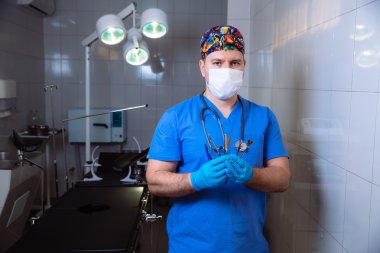 Tıp aletleri elinde tutan cerrah. Sağlıklı bir kavramı