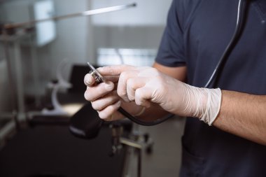 Doktor elinde bir stetoskop ile. Tıbbi Araçlar kavramı