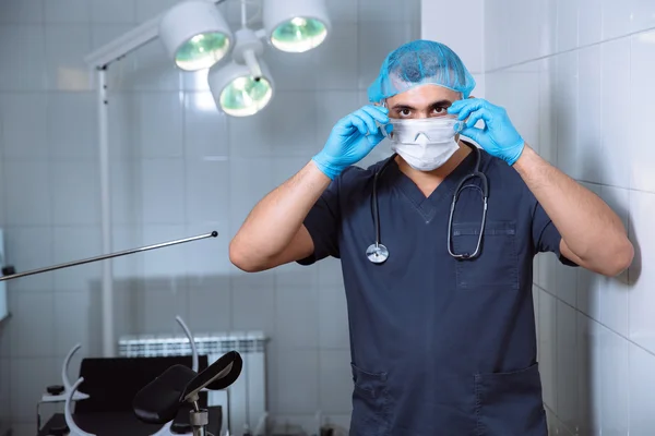 Doctor in de operatiekamer met medische hulpmiddelen. Concept van een ziekenhuis — Stockfoto
