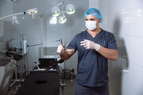 Dottore in sala operatoria con strumenti medici. Concetto di ospedale — Foto Stock
