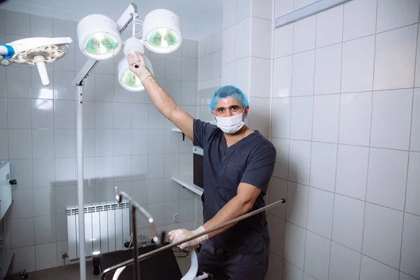 Chirurgo che tiene in mano gli strumenti medici. Concetto di sano — Foto Stock
