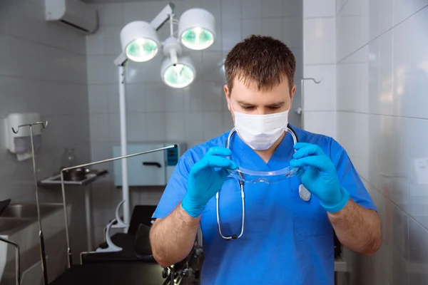 Cirurgião segurando instrumentos médicos nas mãos. Conceito de um saudável — Fotografia de Stock