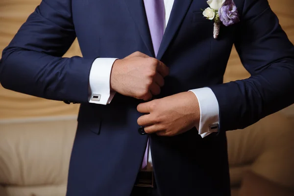 Mãos de homem de negócios com abotoaduras. Roupa de cavalheiro elegante — Fotografia de Stock