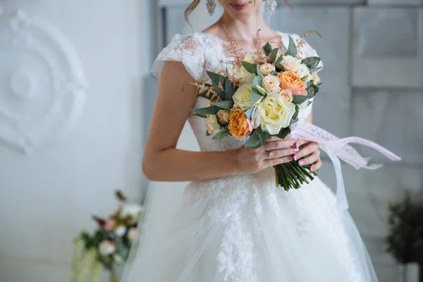 El ramo hermoso de boda en las manos de la novia —  Fotos de Stock