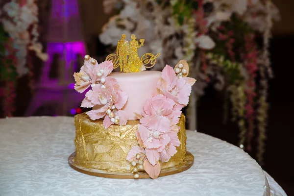 Tatlı çok düzeyli düğün pastası çiçeklerle süslenmiş — Stok fotoğraf