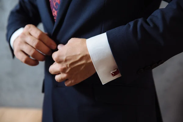 Mãos de homem de negócios com abotoaduras. Roupa de cavalheiro elegante — Fotografia de Stock