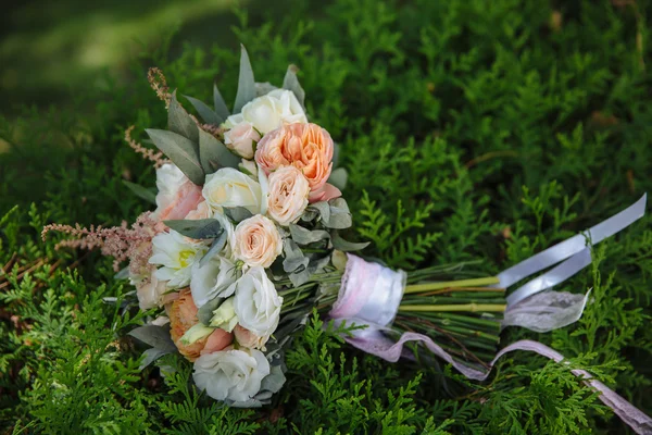 Bruiloft boeket. Bruiden bloemen — Stockfoto