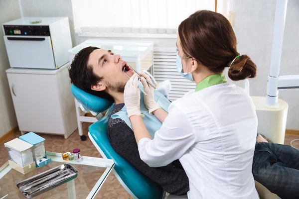 Zahnärztin mit männlichem Patienten in der Zahnarztpraxis. Konzept der gesunden — Stockfoto