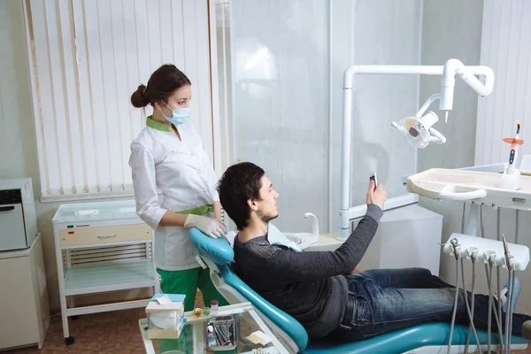 Dentysta człowieka z jego pacjent robi zdjęcie selfie w gabinecie stomatologicznym. Pojęcie zdrowego — Zdjęcie stockowe