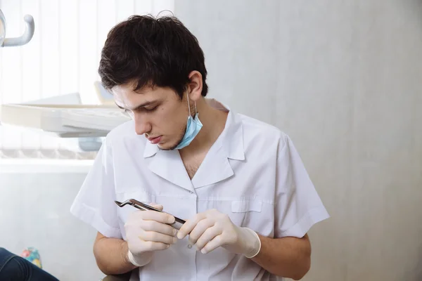 Dentista profissional fazendo check-up dentes em cirurgia odontológica paciente feminino. Conceito de saudável — Fotografia de Stock