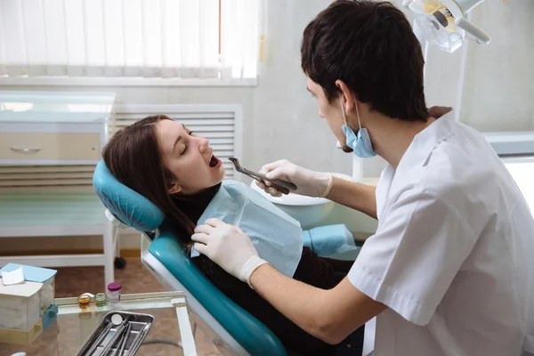 Dentista profissional fazendo check-up dentes em cirurgia odontológica paciente feminino. Conceito de saudável — Fotografia de Stock